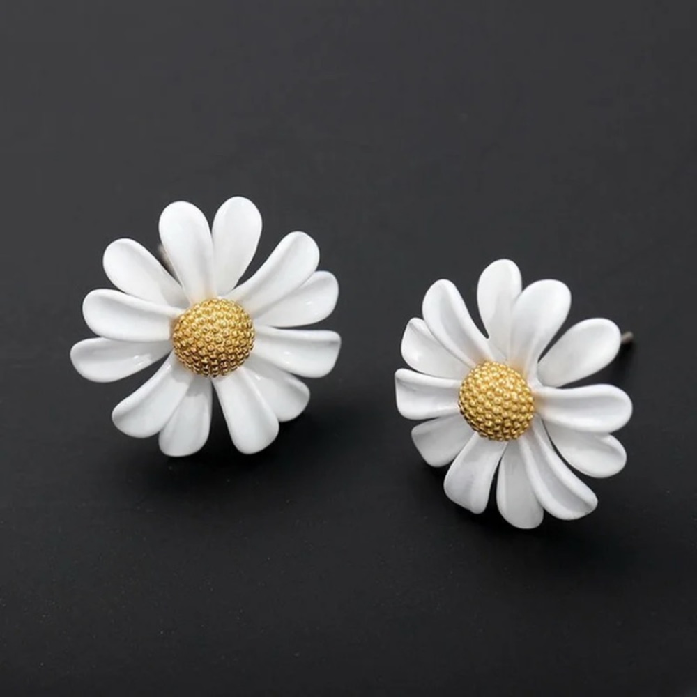 White Daisy Flower Stud Earrings